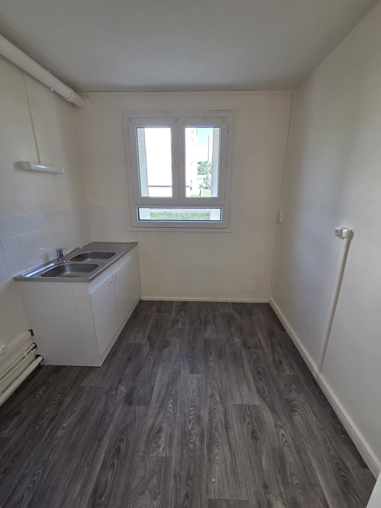 Cuisine vide avec évier seul avant les travaux